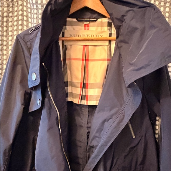 Burberry Navy Rain Coat w/ Foldaway Hood EUC, US Size 14 OFFERS ACCEPTED - Picture 4 of 10